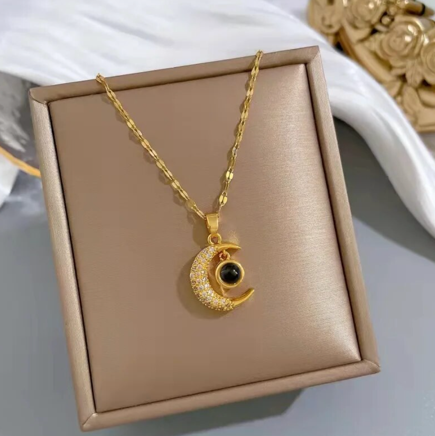 🌙✨ Collar Luna de Acero de Titanio Hipoalergénico – Dorado | AZ012– Brilla suave, dura años ✨🌙